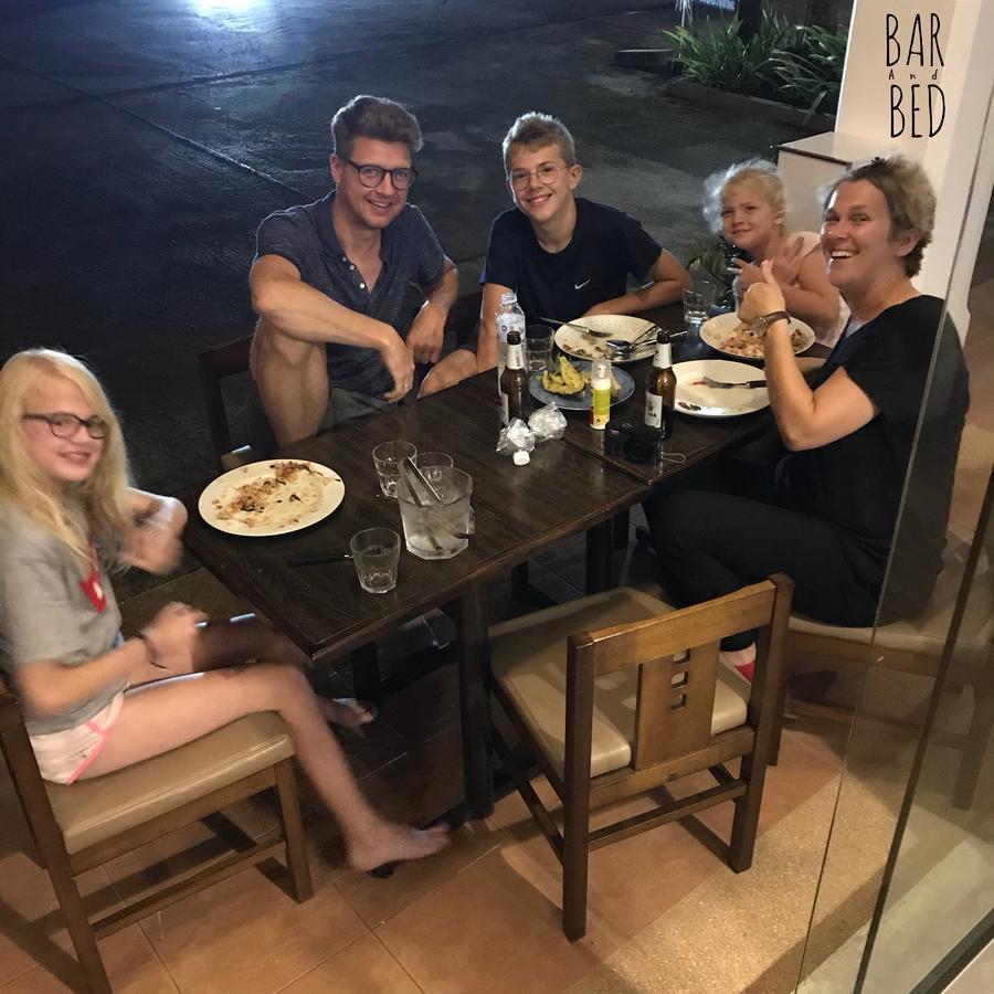 Barandbed Urt Hostel Szuratthani Kültér fotó